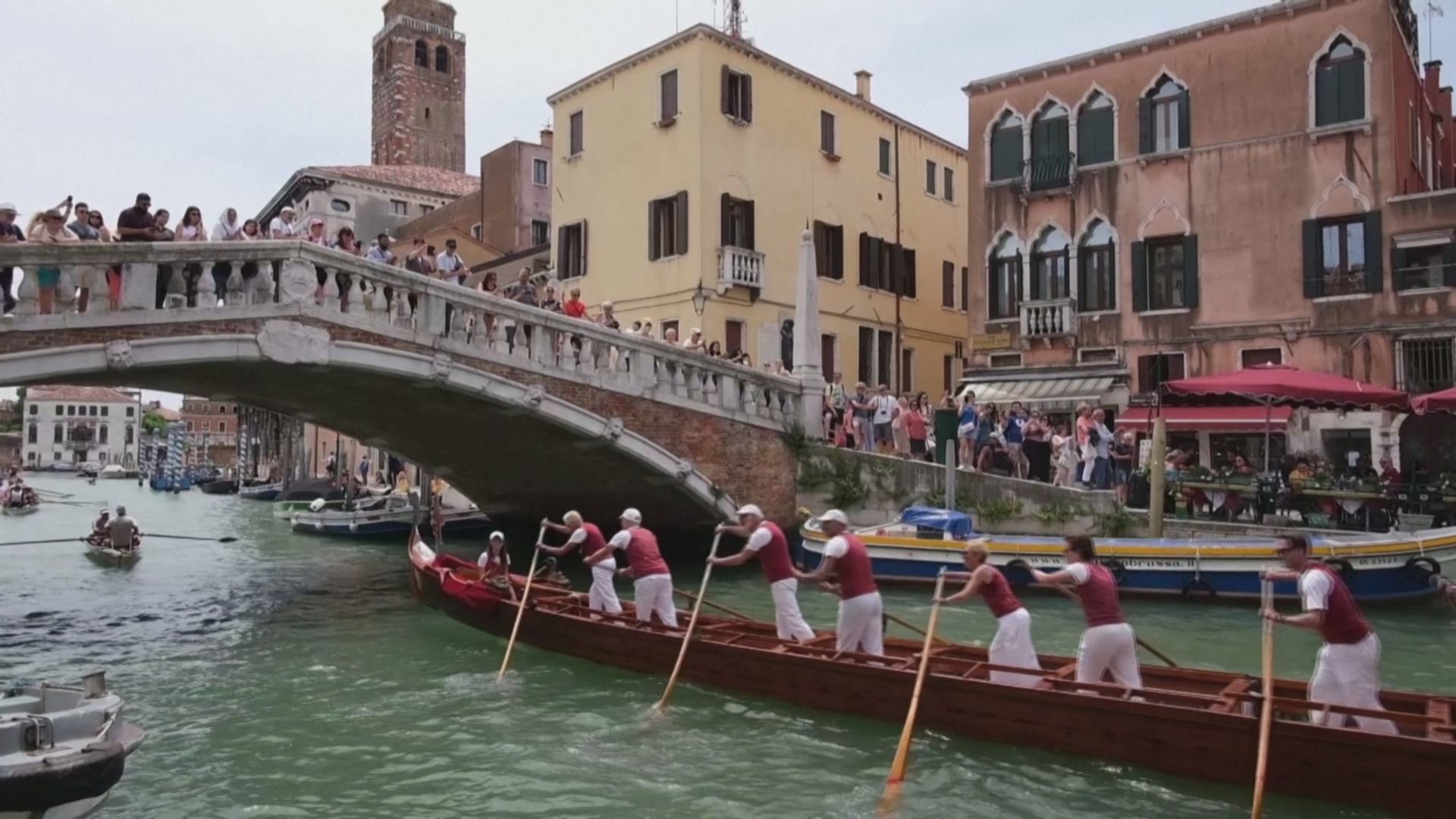 Сотни лодок вышли на регату в Венеции