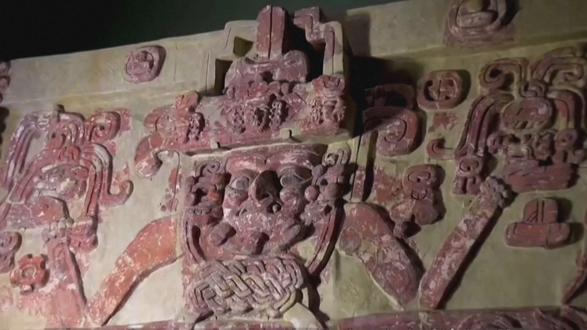 Украденный и испорченный фриз с храма майя восстанавливают в Мексике