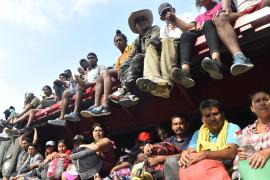 Каравану из 5000 мигрантов разрешили легально идти через Мексику в США