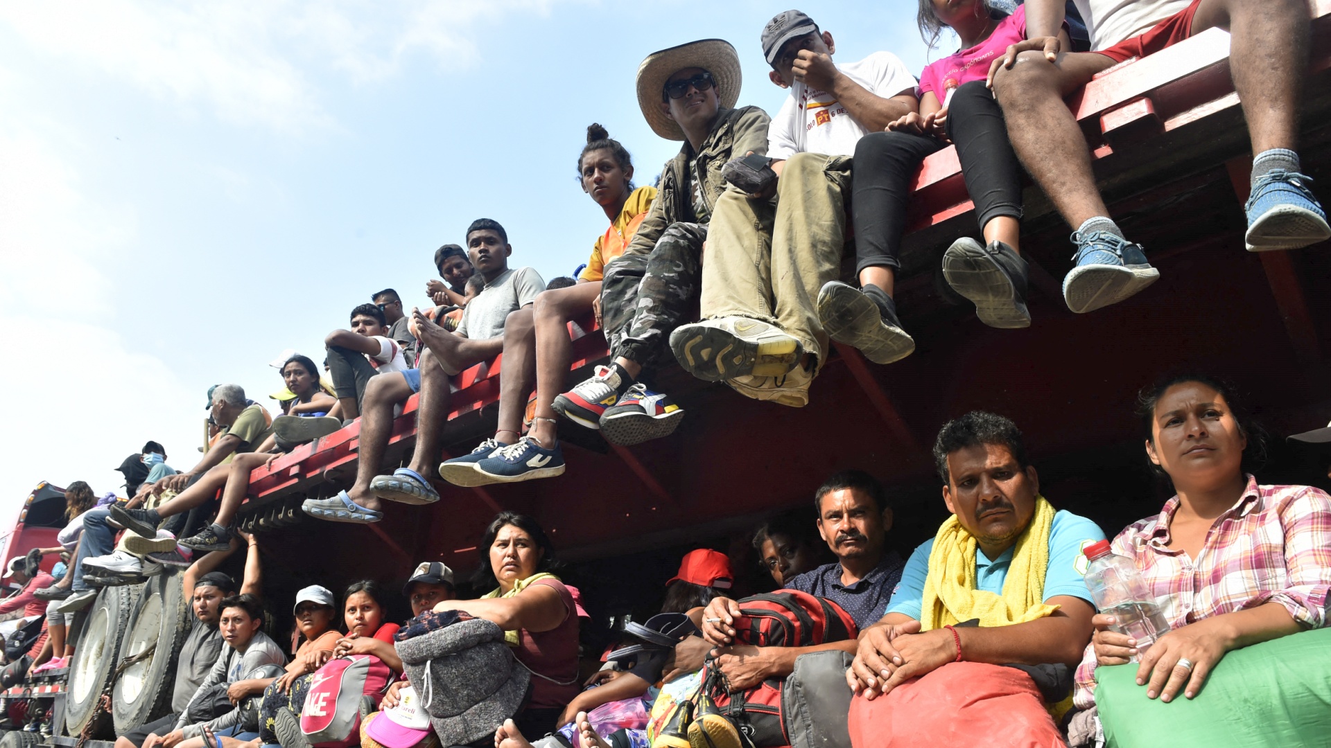 Каравану из 5000 мигрантов разрешили легально идти через Мексику в США