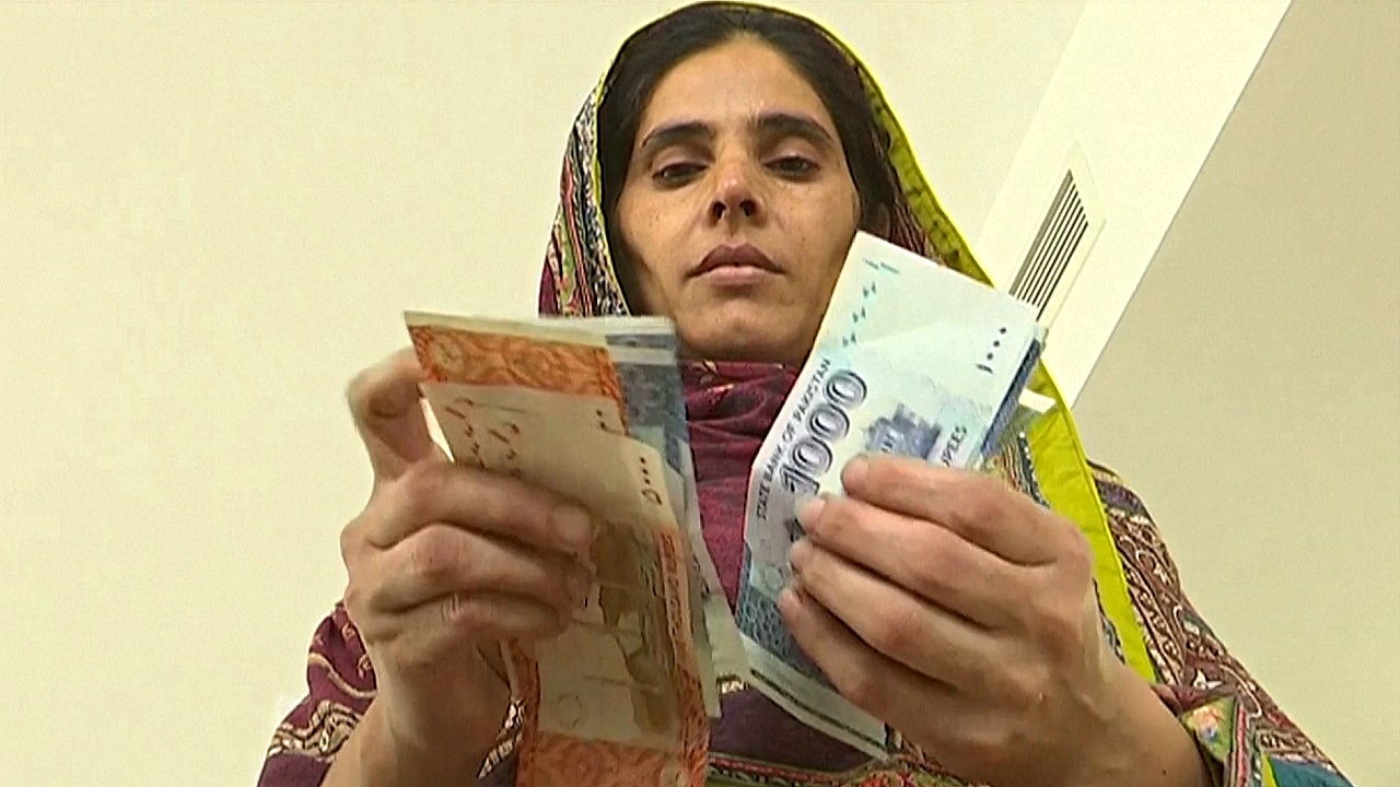 Растущая инфляция делает бедных пакистанцев ещё беднее