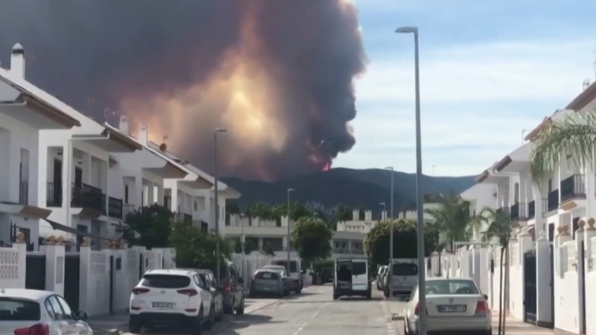 На юге Испании людей эвакуируют из-за лесного пожара