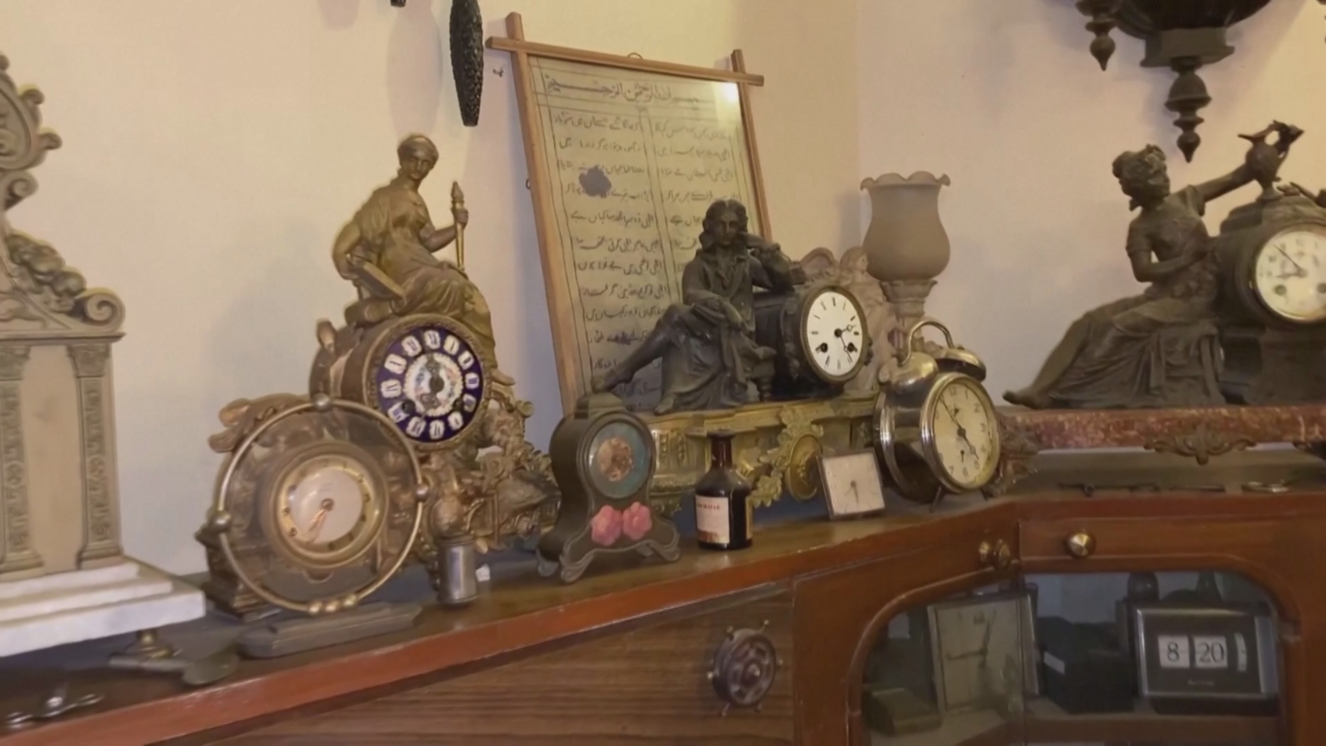 650 старинных часов собрали три поколения индийской семьи