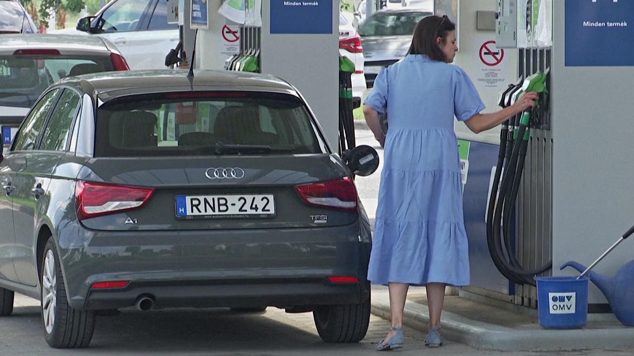 В Венгрии иностранцы платят за бензин дороже