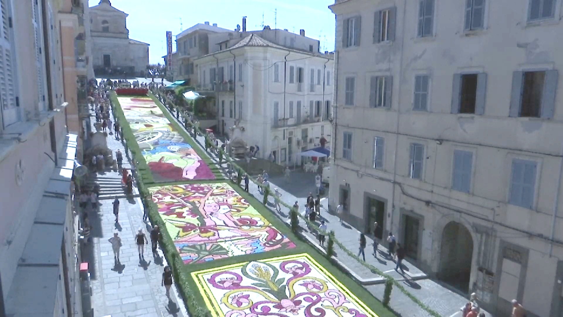 Картинами из цветочных лепестков украсили целую улицу в итальянском городке