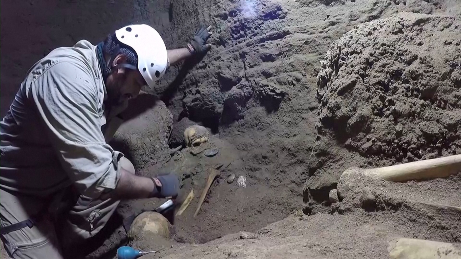 Перуанец у себя под домом нашёл древнюю гробницу инков