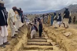 Некому рыть могилы: в Афганистане пытаются хоронить погибших после землетрясения