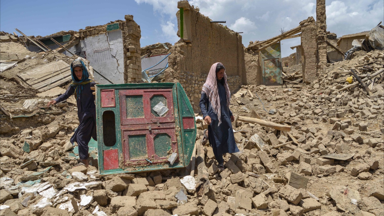 После землетрясения: тысячи афганцев живут на развалинах и ждут помощи