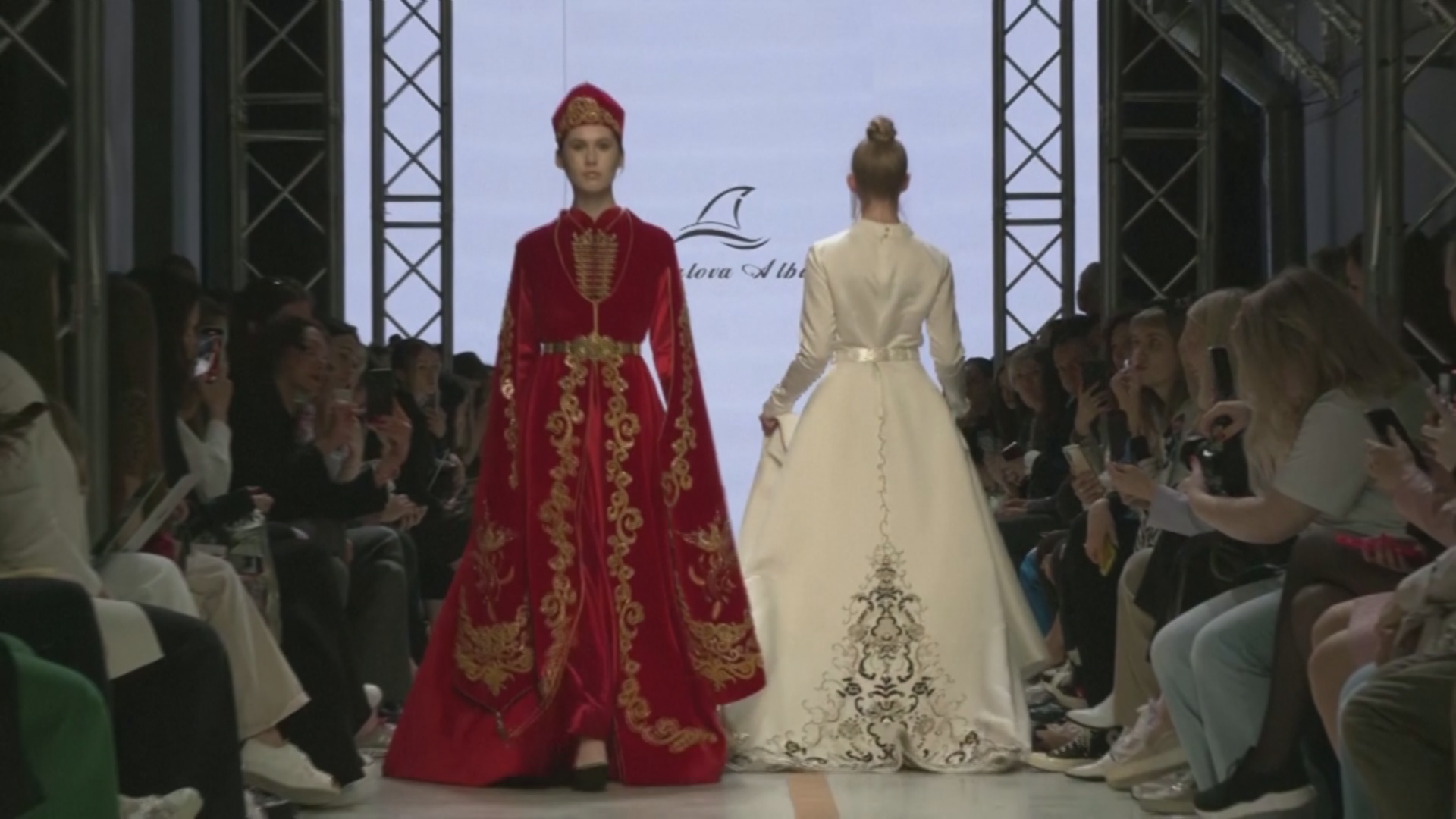 200 дизайнерских брендов представили коллекции на Неделе моды в Москве
