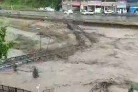 В Турции наводнением смыло мост