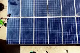 Беженец построил солнечную электростанцию в лагере в Кении