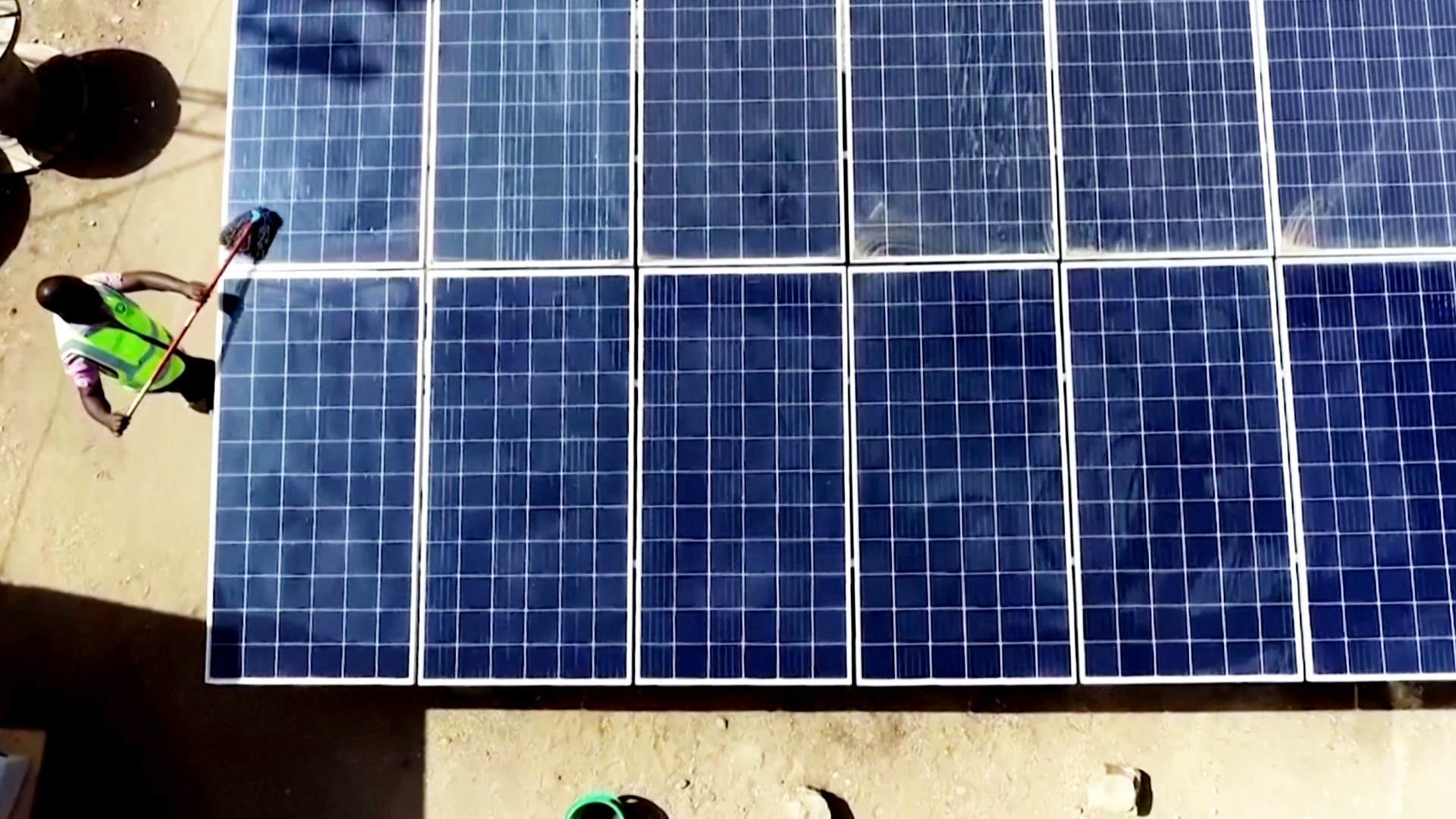 Беженец построил солнечную электростанцию в лагере в Кении
