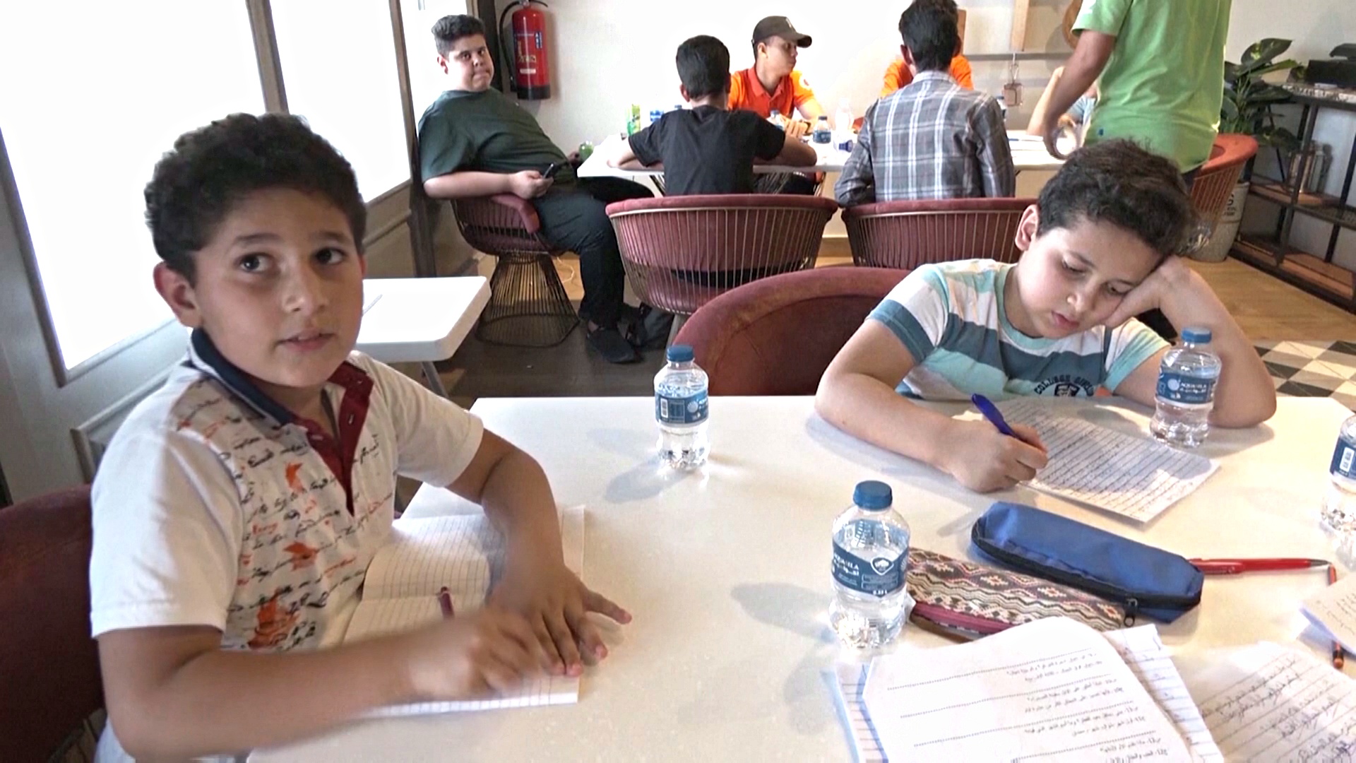 Школьники Ливии учатся в кафе, поскольку дома нет света и кондиционера