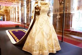 Уникальное коронационное платье Елизаветы II представили в Виндзоре