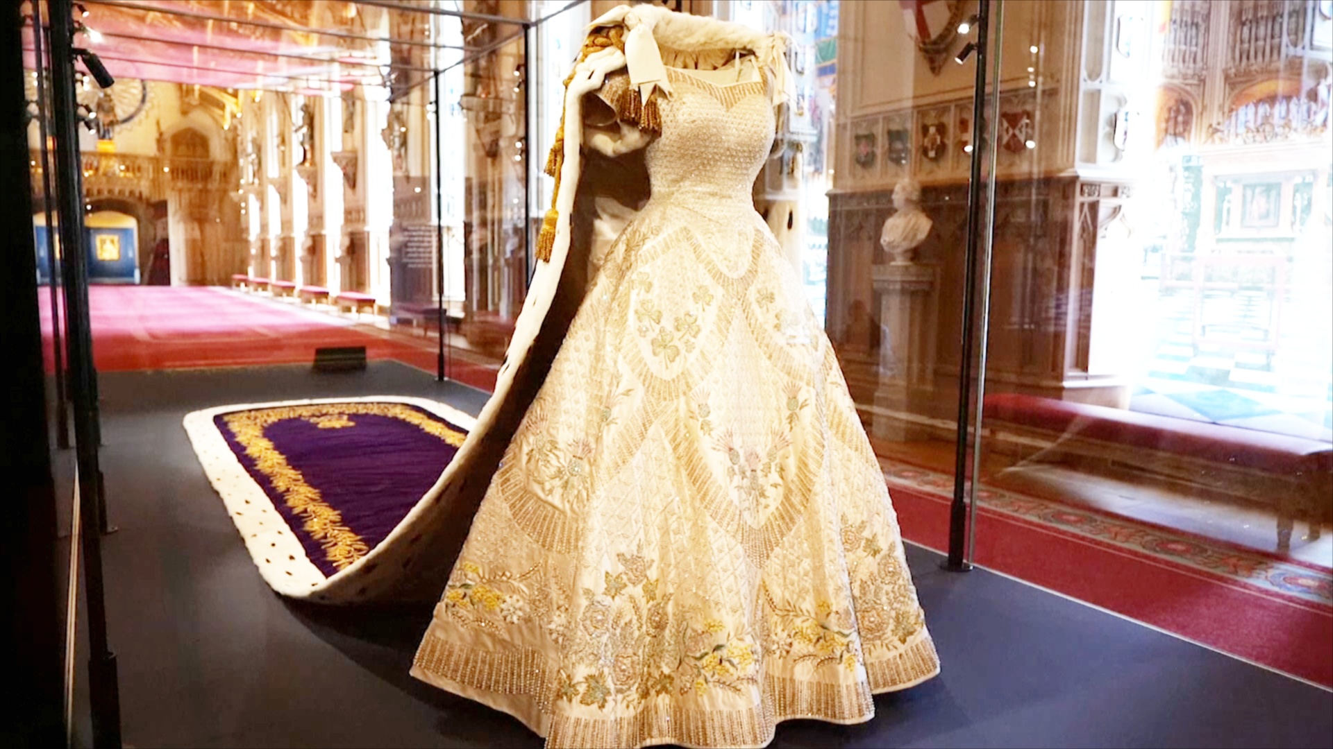 Уникальное коронационное платье Елизаветы II представили в Виндзоре