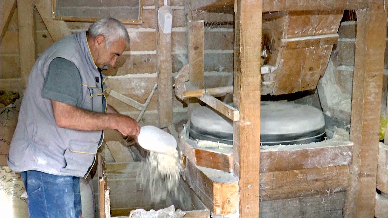 Династия мельников 250 лет поддерживает работу водяной мельницы