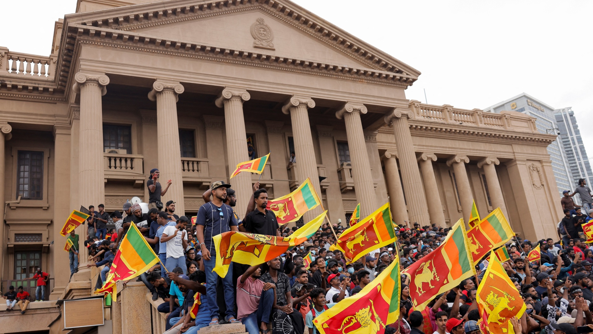 Протестующие на Шри-Ланке захватили резиденцию президента и ждут его отставки