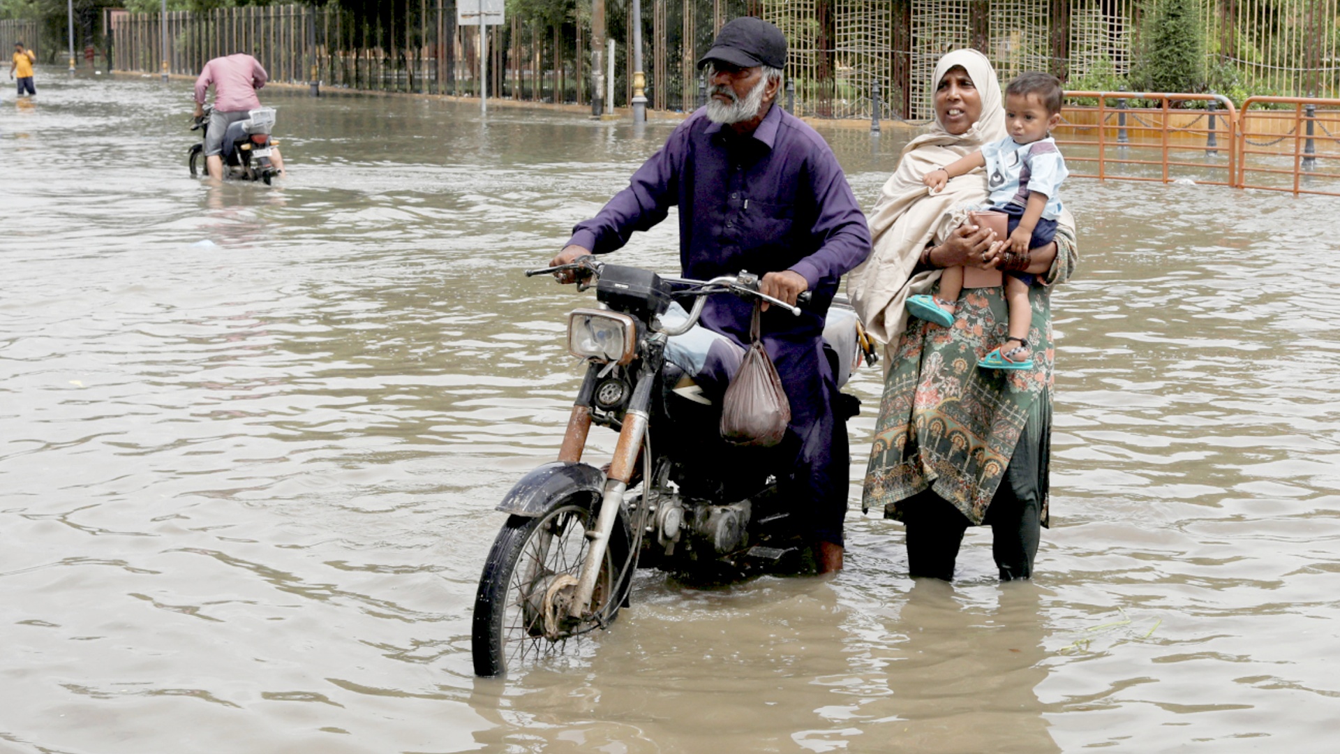 Пакистан топят сезонные ливни, жертв всё больше