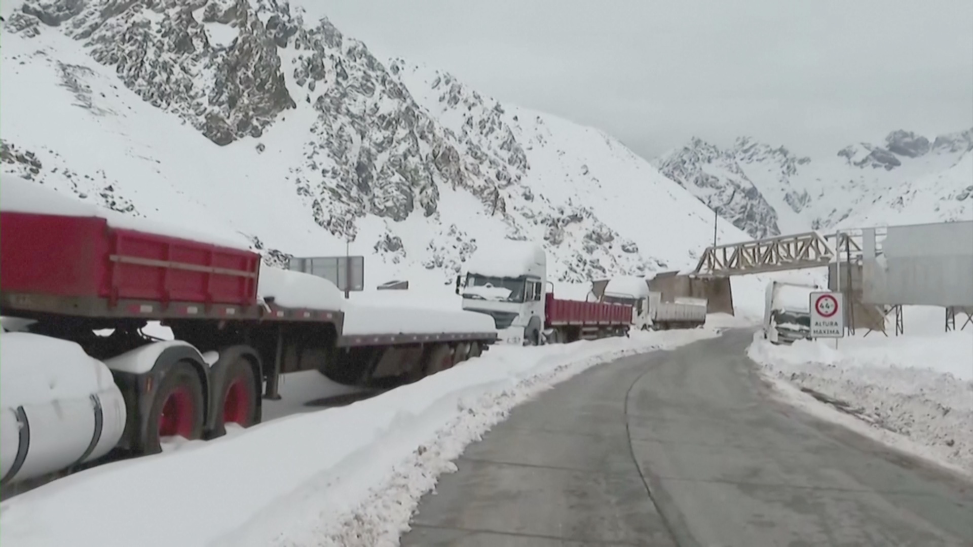 Перевал между Чили и Аргентиной занесло снегом