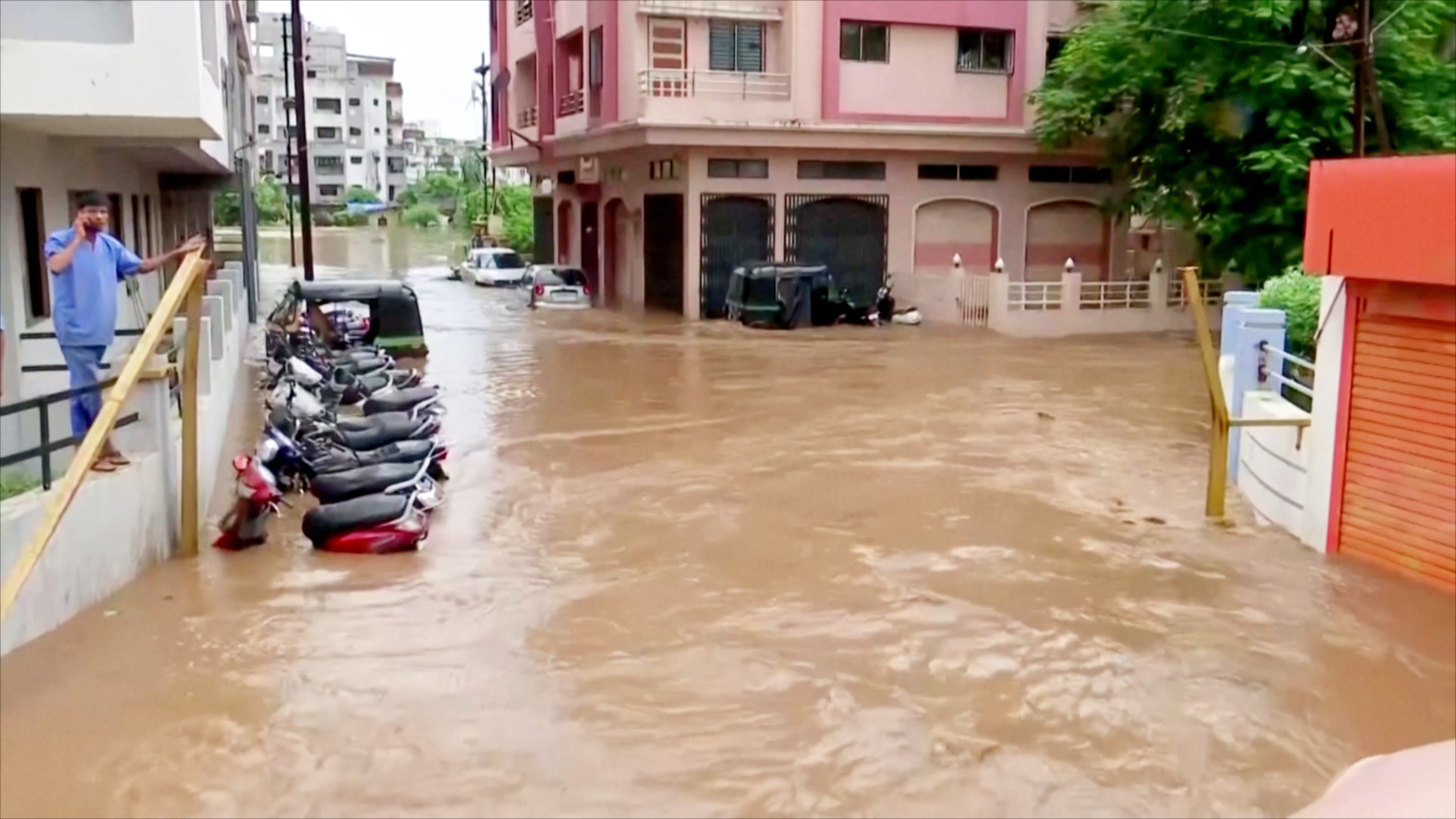 Наводнения вызвали хаос на западе Индии
