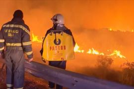 Пожар подбирается к популярному курорту Водице в Хорватии