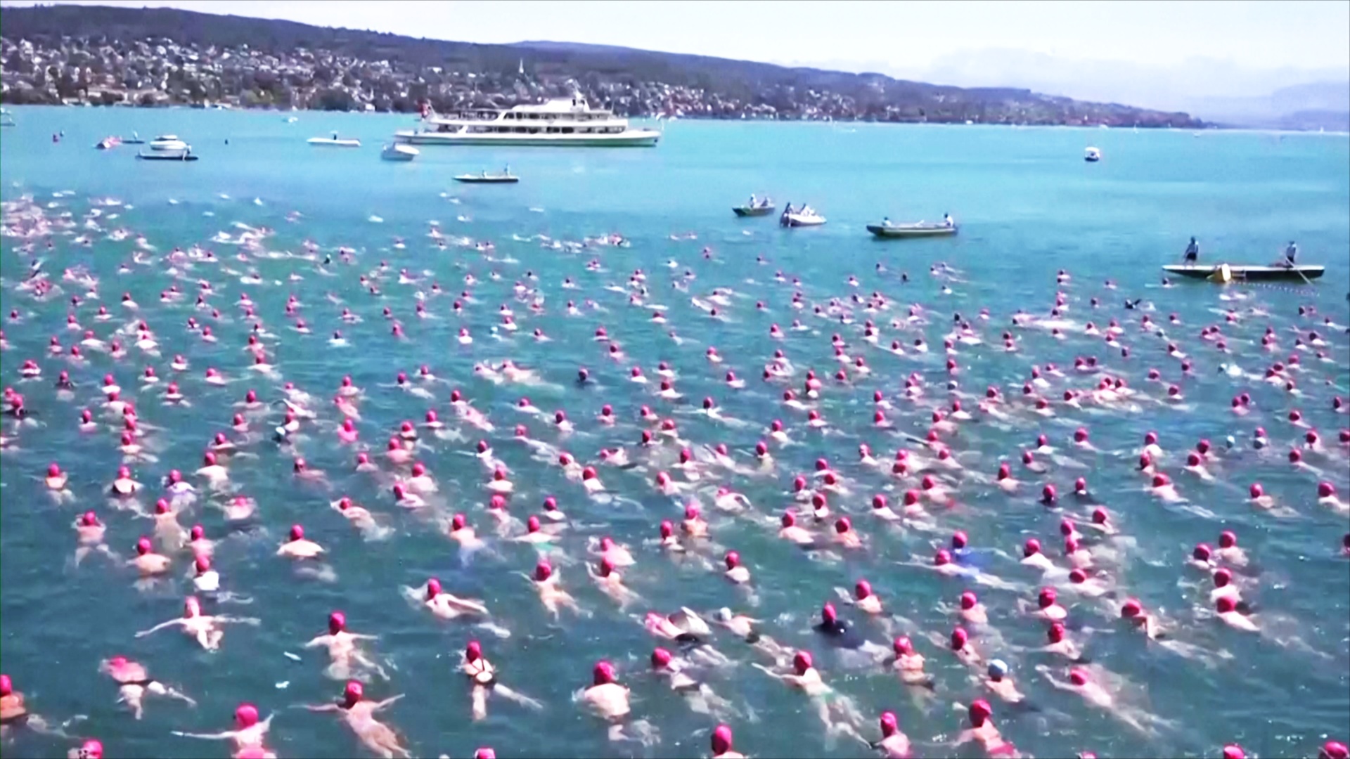 Тысячи людей снова переплыли озеро в Швейцарии