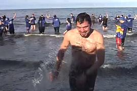 Чилийцы массово окунулись в ледяные воды Магелланова пролива