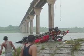Более 10 погибших: автобус упал с моста в Индии