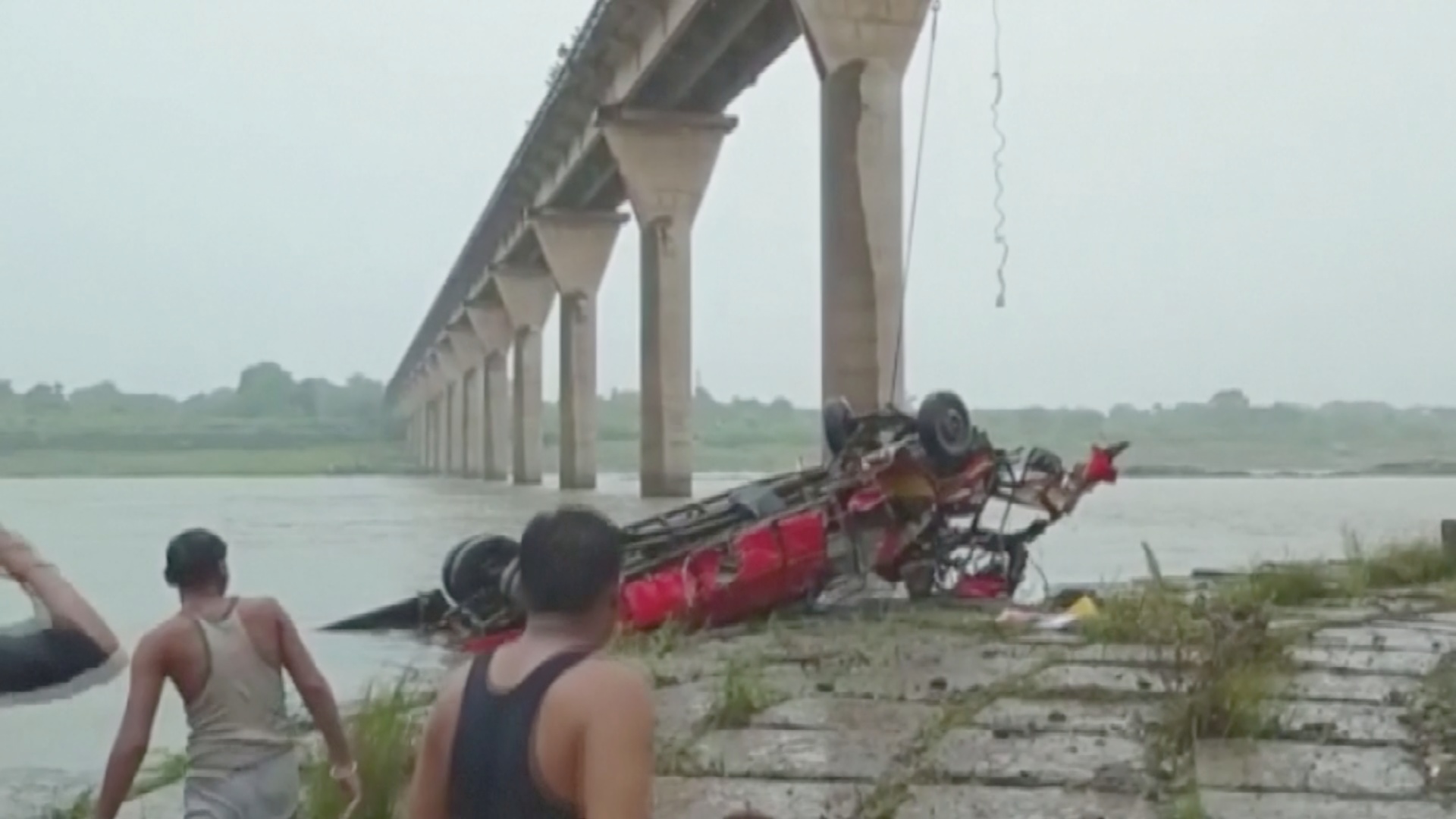 Более 10 погибших: автобус упал с моста в Индии