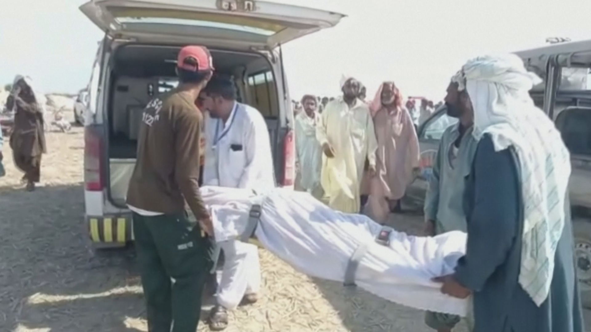 Трагедия на свадьбе в Пакистане: гости утонули по дороге