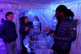Изнывающие от зноя парижане спасаются в ледяном баре