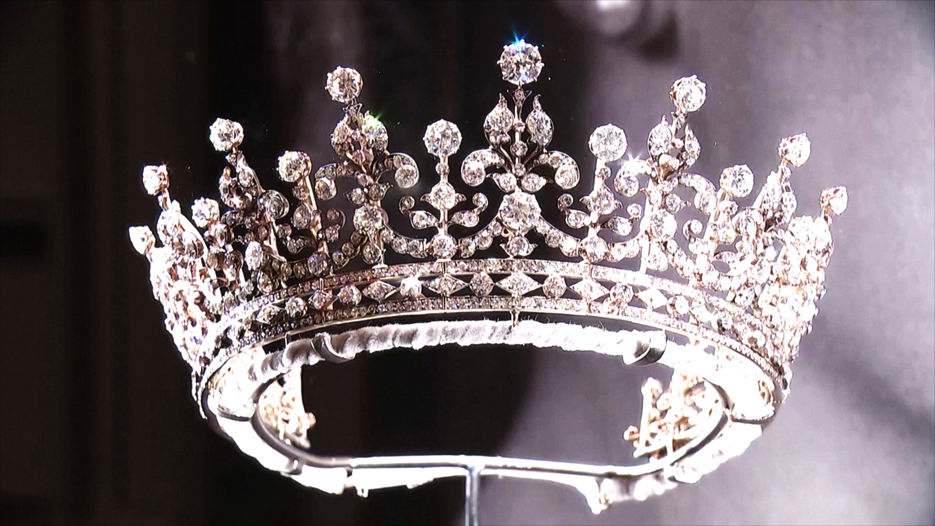Драгоценности Елизаветы II: выставка в Букингемском дворце