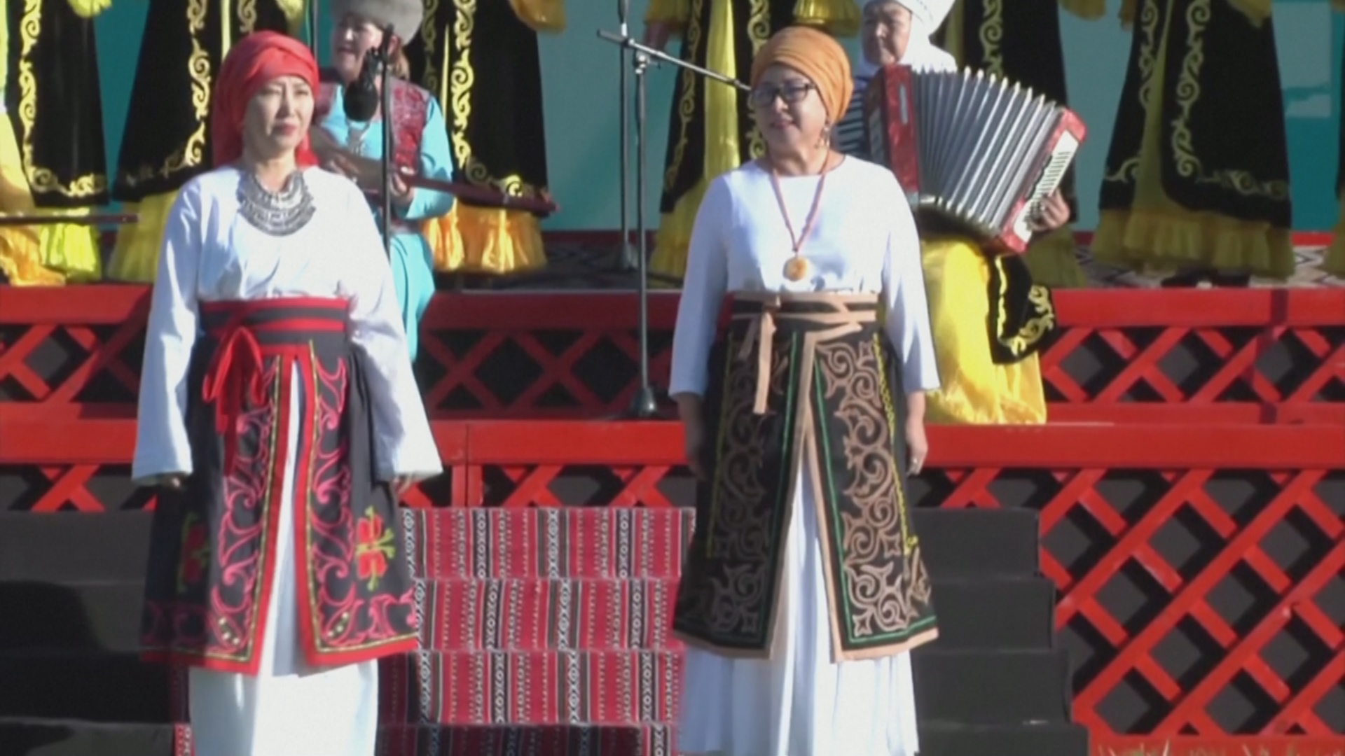 Кочевая мода: модельеры показали коллекции на фоне кыргызских гор