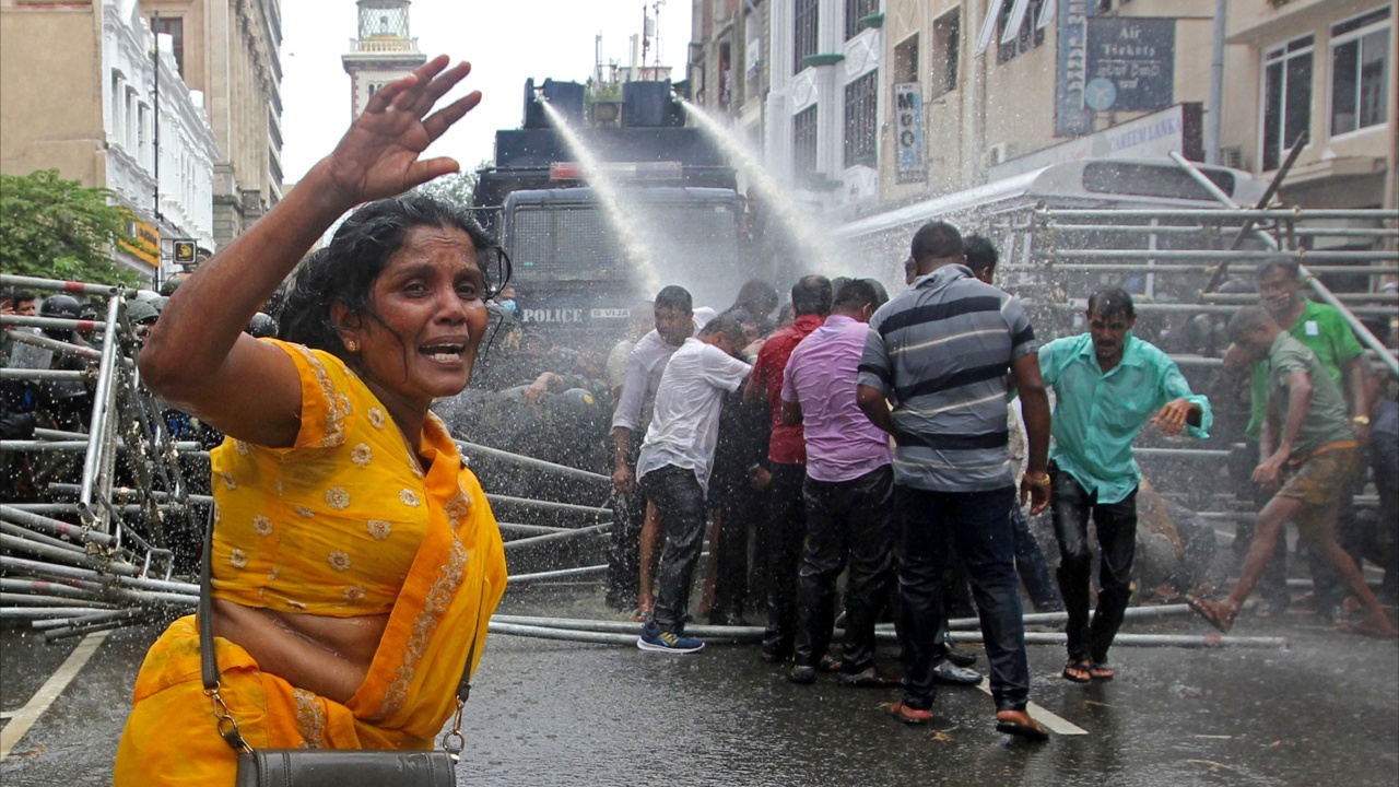 К протестующим на Шри-Ланке начали применять насилие