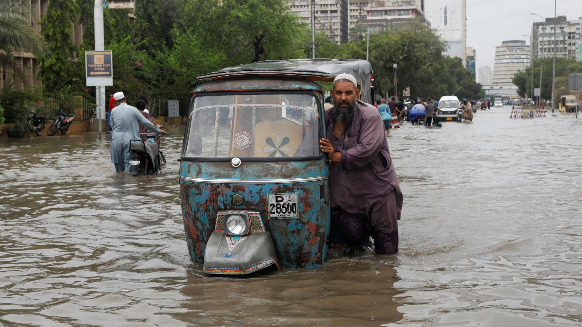 В Пакистане объявили выходной из-за дождей