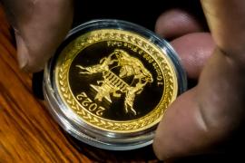 В Зимбабве начали продавать золотые монеты, чтобы сдержать инфляцию