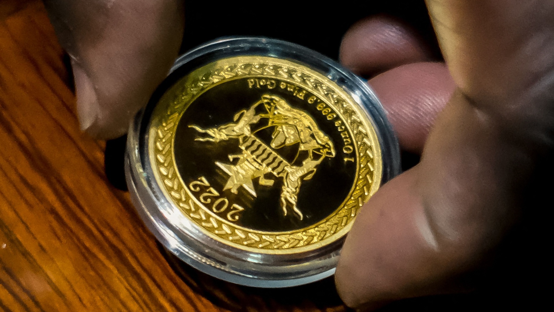 В Зимбабве начали продавать золотые монеты, чтобы сдержать инфляцию