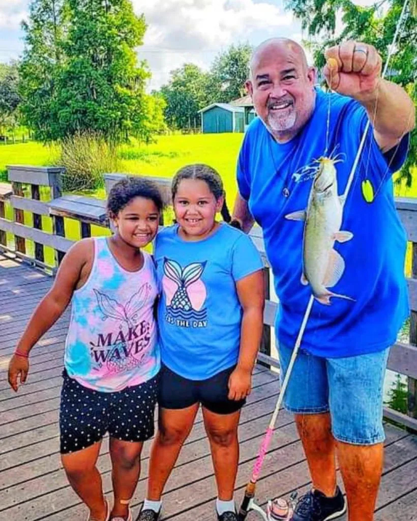 Как рыбалка помогает трудным детям