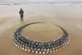 Узоры из камней удивляют посетителей пляжа