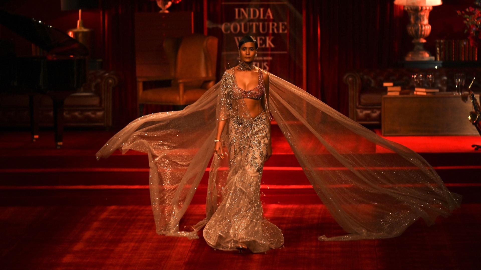 Свадебные платья и традиционные наряды на Индийской неделе моды