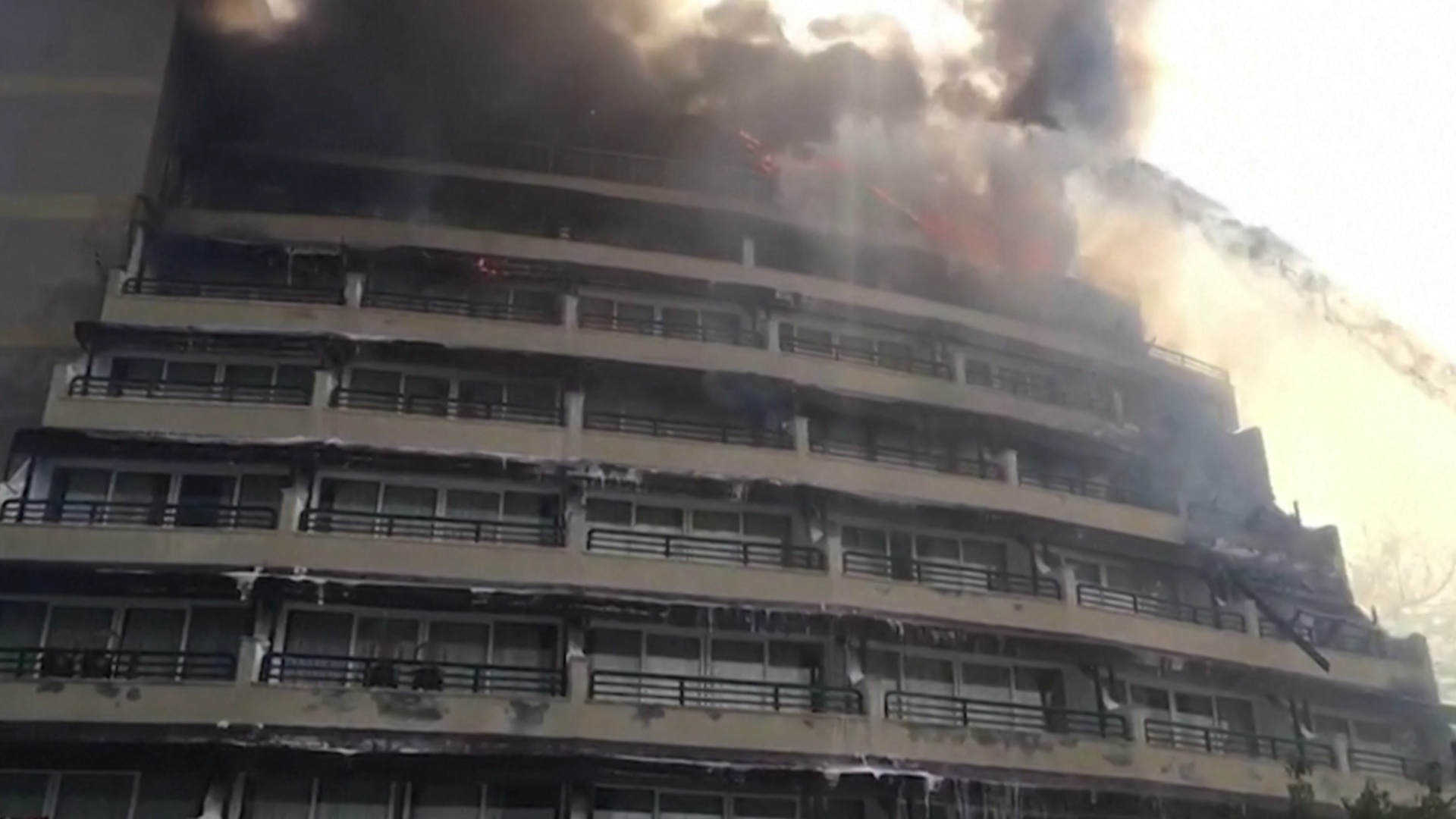 В Турции лесной пожар перекинулся на отель