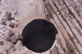 В Чили образовалась гигантская карстовая воронка диаметром 25 метров