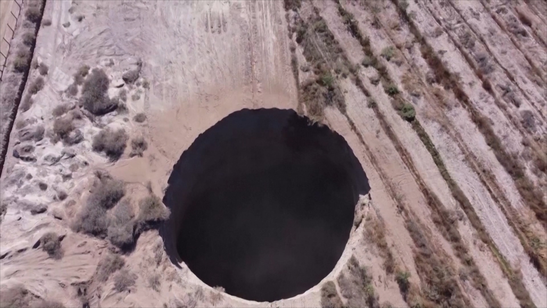 В Чили образовалась гигантская карстовая воронка диаметром 25 метров