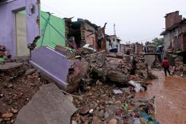 На севере Индии внезапным наводнением смыло дома