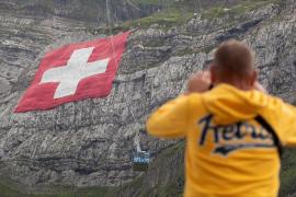 Самый большой в мире швейцарский флаг повесили на горе в Альпах