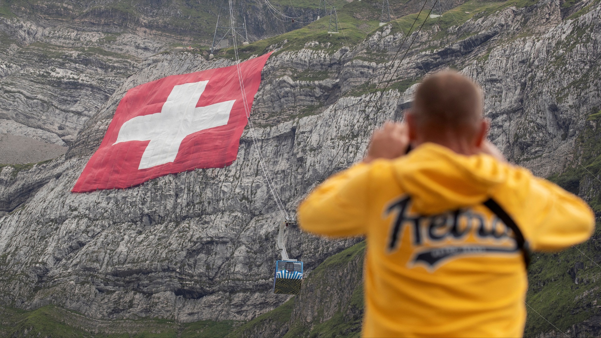 Самый большой в мире швейцарский флаг повесили на горе в Альпах