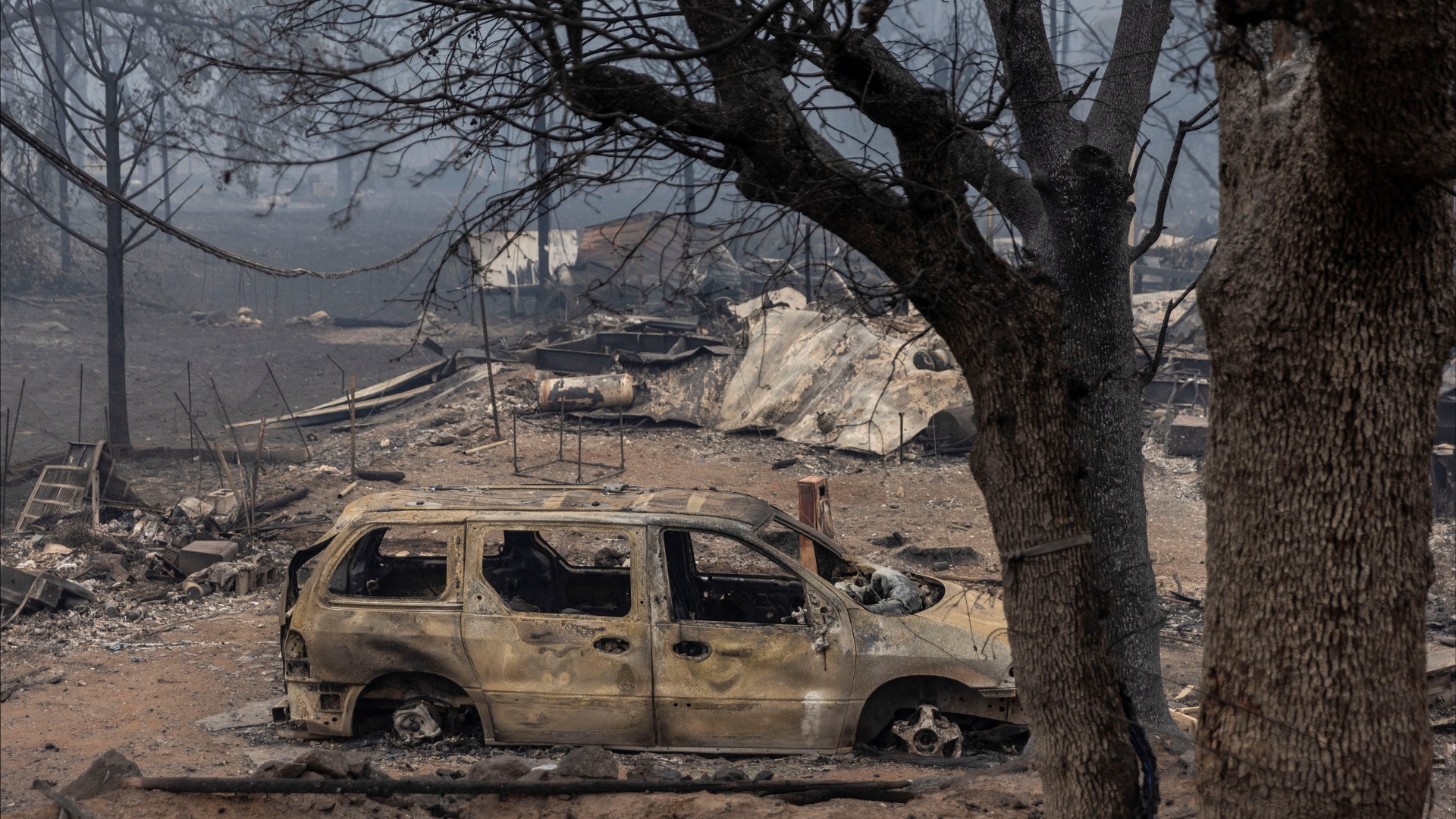 Два человека сгорели в машине в зоне лесных пожаров в Калифорнии