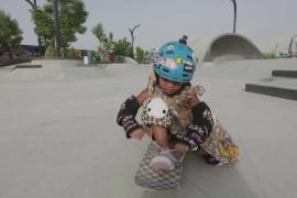 6-летняя скейтбордистка в платье каждый день осваивает трюки в ОАЭ