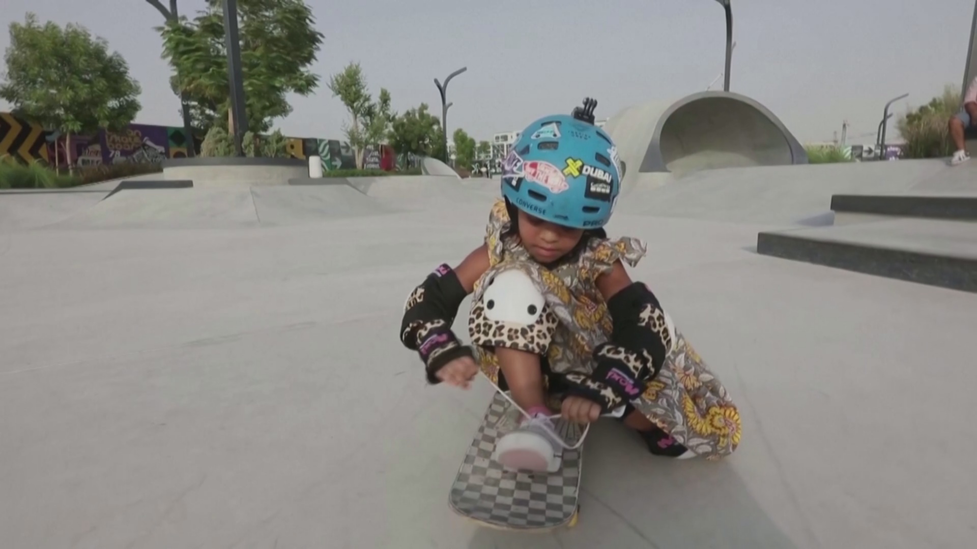 6-летняя скейтбордистка в платье каждый день осваивает трюки в ОАЭ
