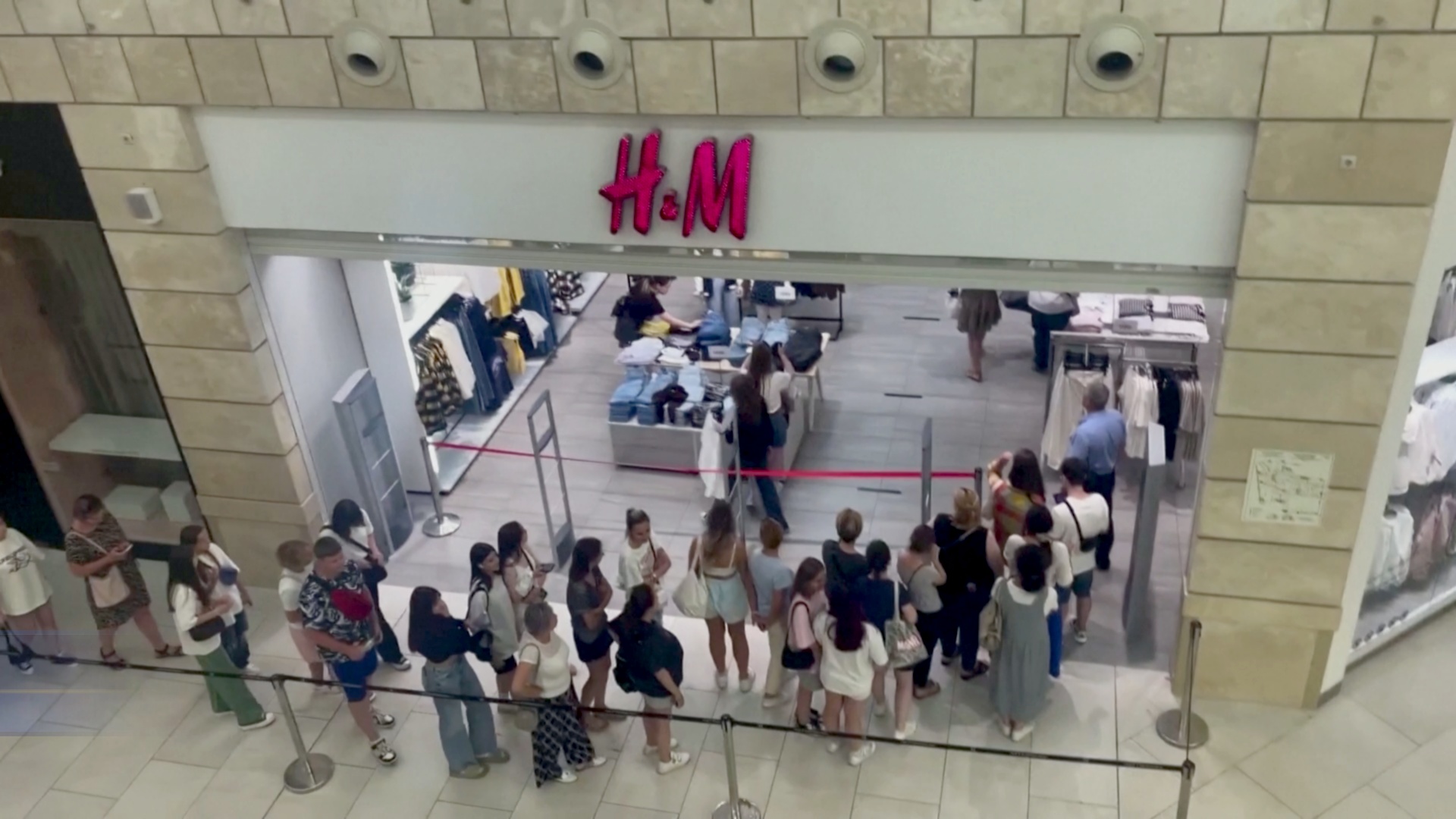 Магазины H&M временно открываются в России